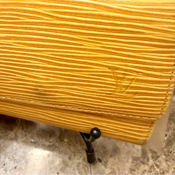 ⭐️⭐️Louis Vuitton Yellow Epi Leather 6-Ring Key-holder Wallet - Picture 3 of 15